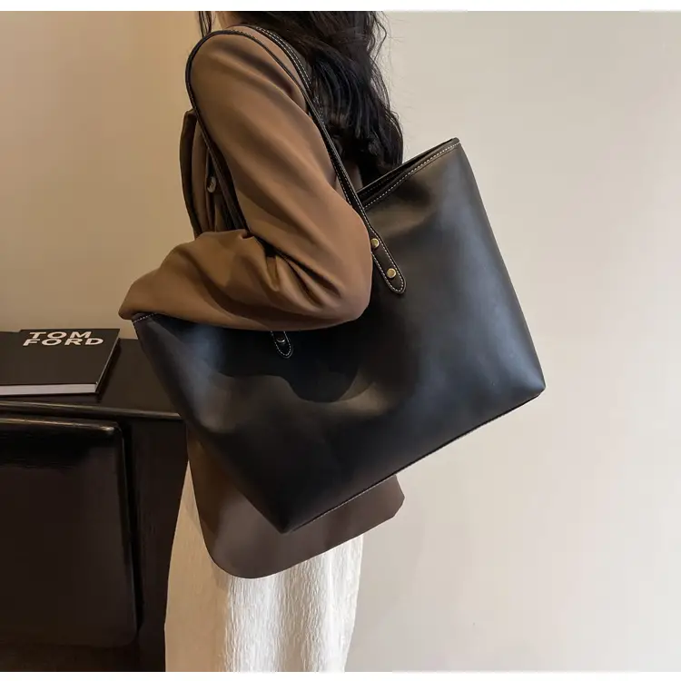 Black Women's Large Capacity Tote Bag 2026 — feature 17
