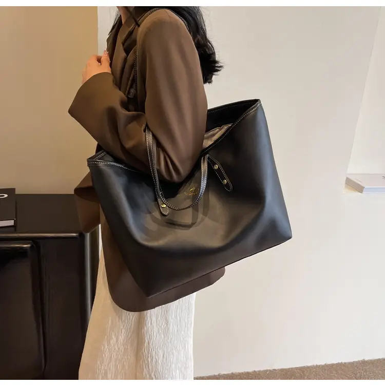 Black Women's Large Capacity Tote Bag 2026 — feature 18
