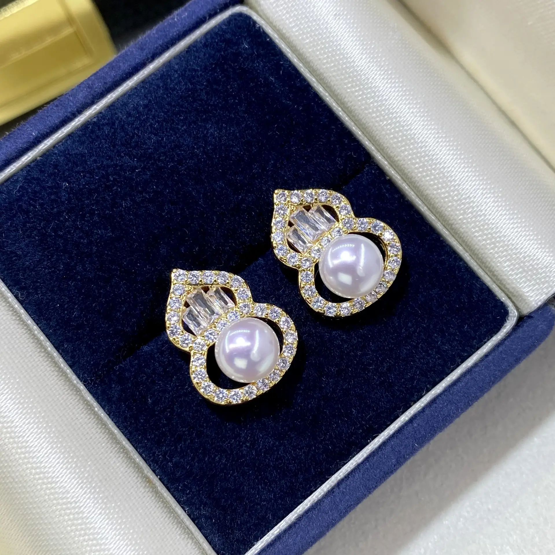 French Style Full Diamond Gourd Earrings for Women — feature 2