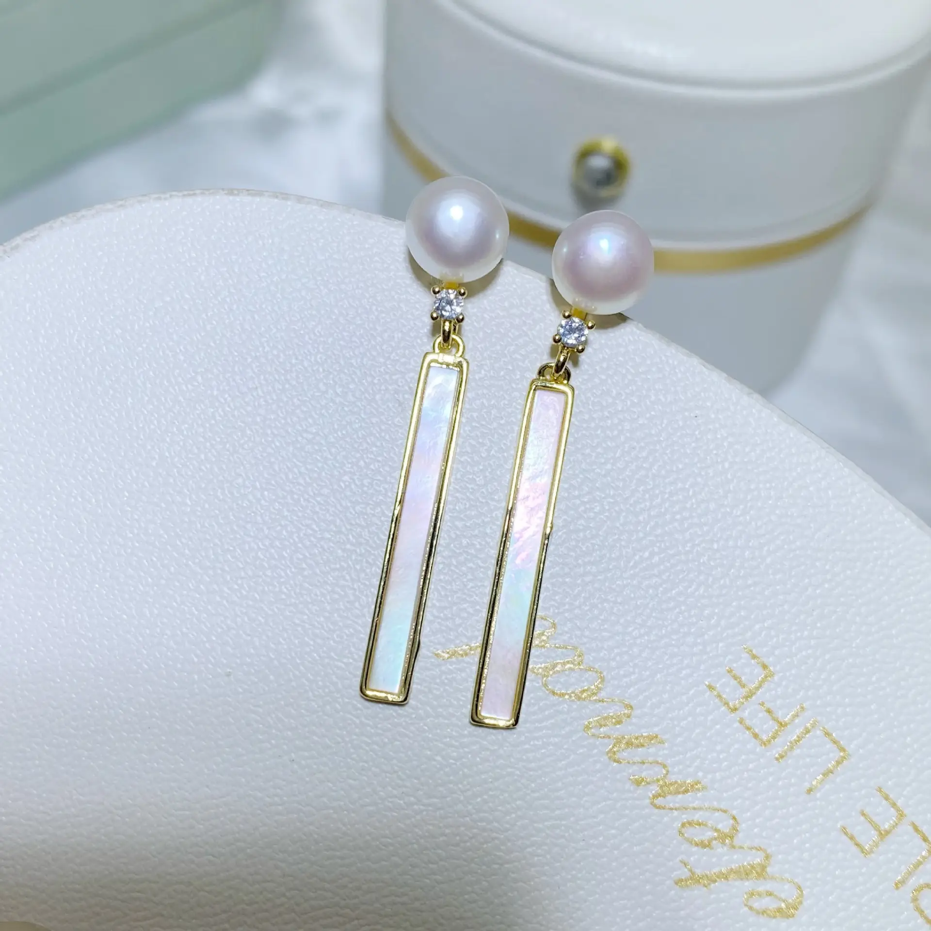 Vertical Pearl Earrings Gold Plated Light Luxury Small — feature 2