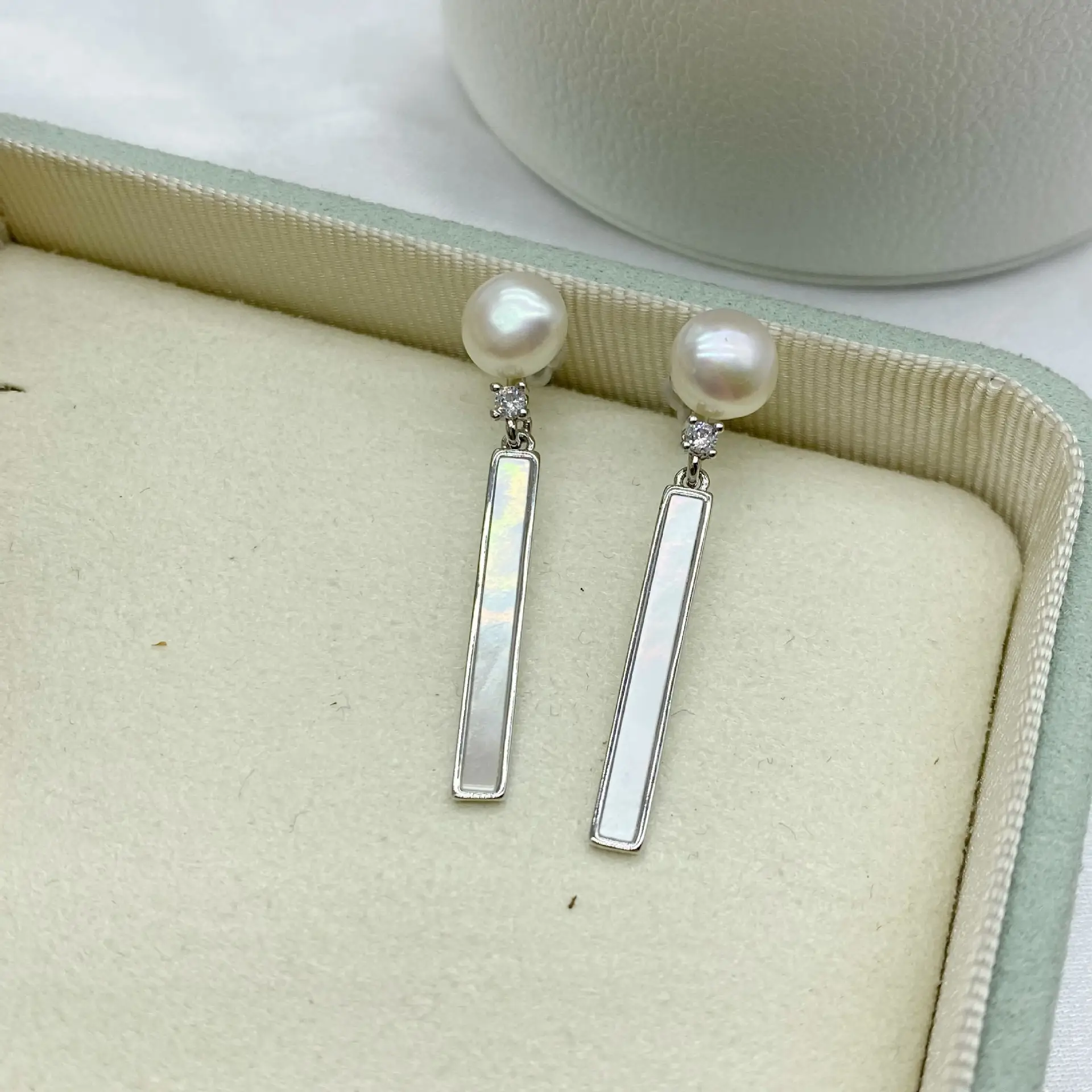 Vertical Pearl Earrings Gold Plated Light Luxury Small — feature 4
