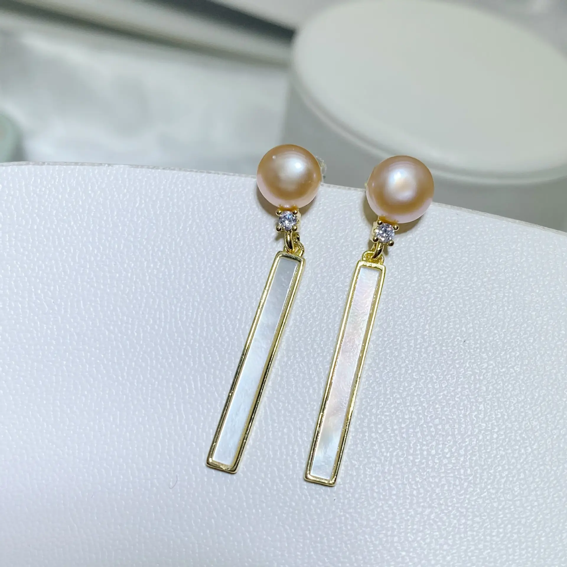 Vertical Pearl Earrings Gold Plated Light Luxury Small — feature 6
