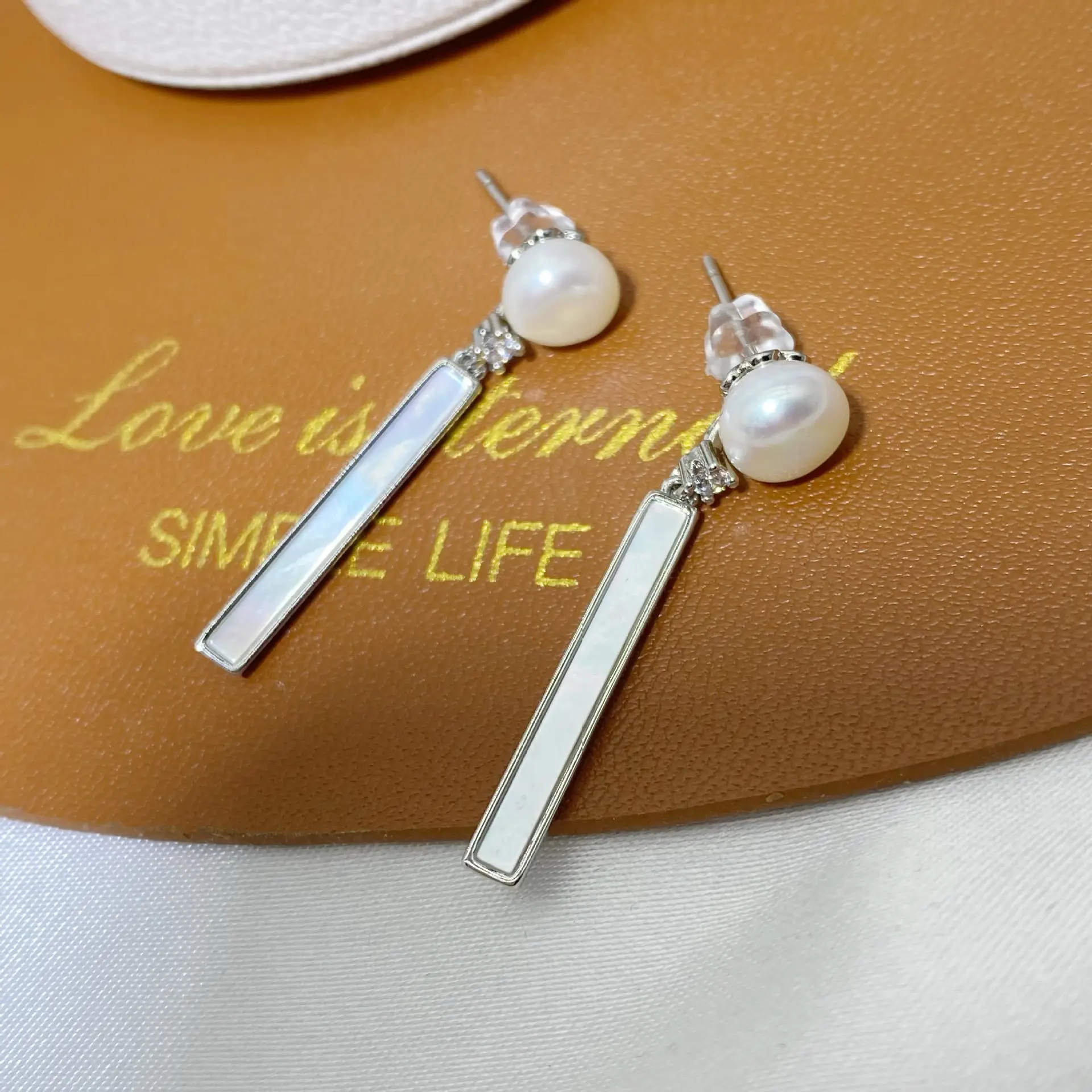 Vertical Pearl Earrings Gold Plated Light Luxury Small — feature 8