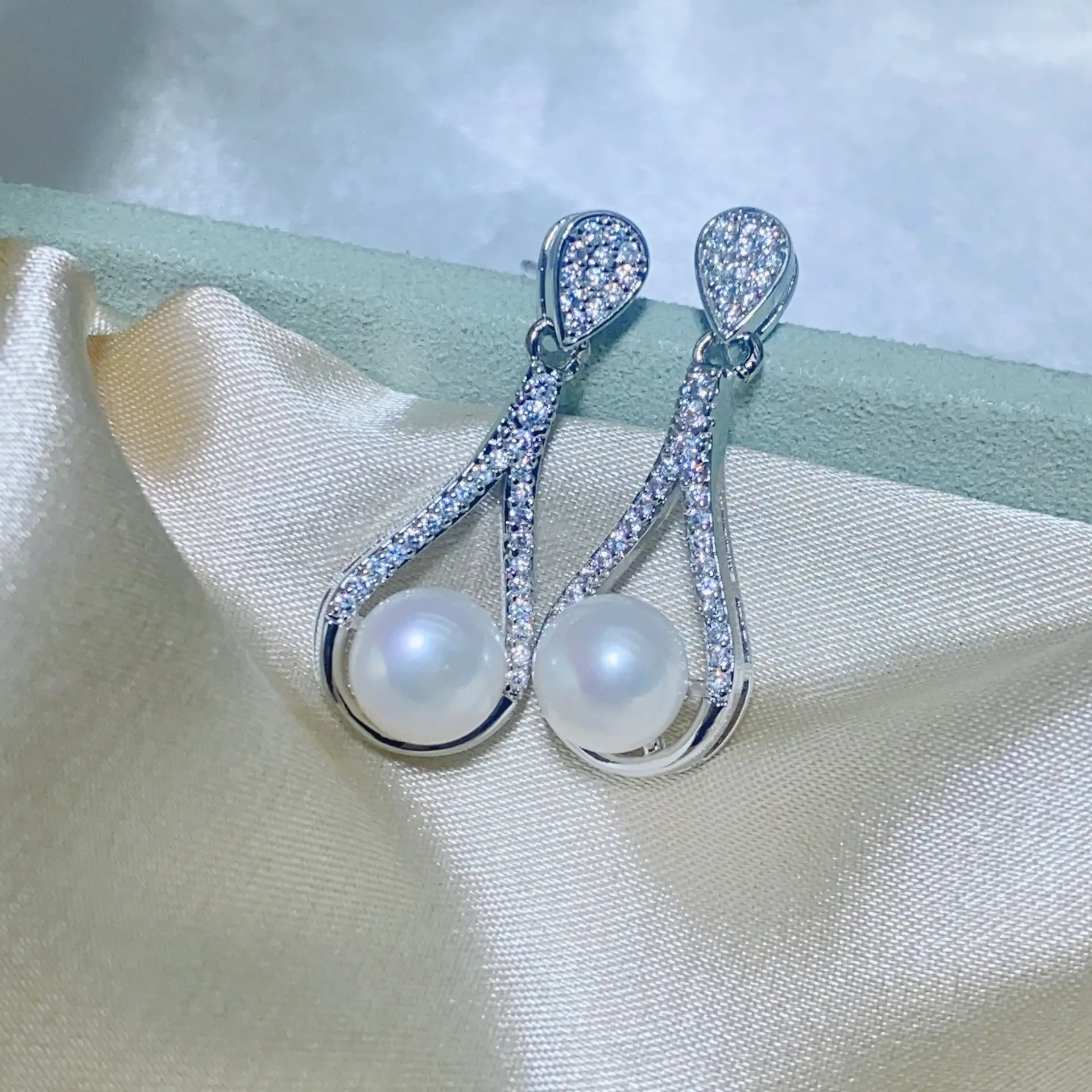 S925 Silver Needle Earrings with Micro-inlaid Zircon & Freshwater Pearl Drop - Image 3