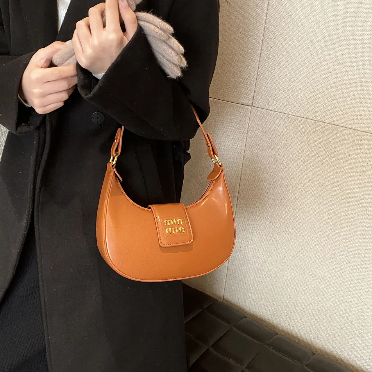 Women's Retro Crossbody Bag Brown Leather Commuter Style
