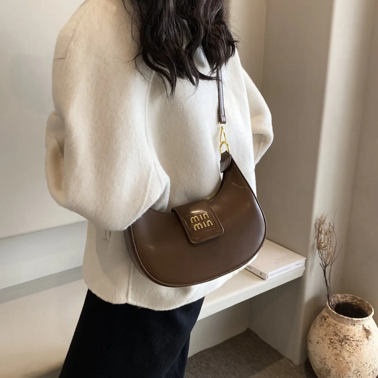 Women's Retro Crossbody Bag Brown Leather Commuter Style — feature 16