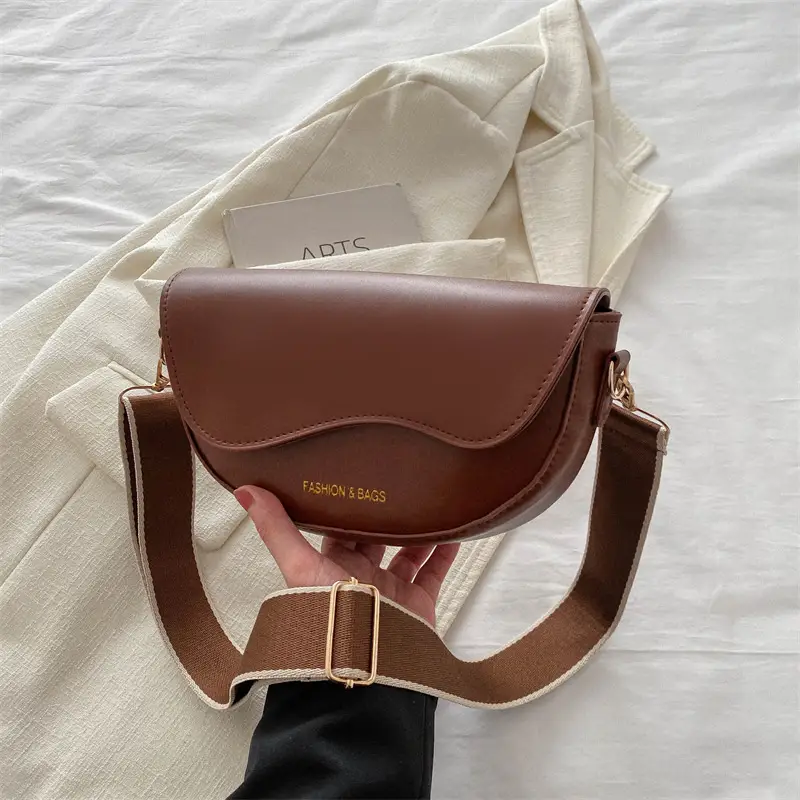 Women's Black Saddle Crossbody Bag with Large Capacity - Image 5