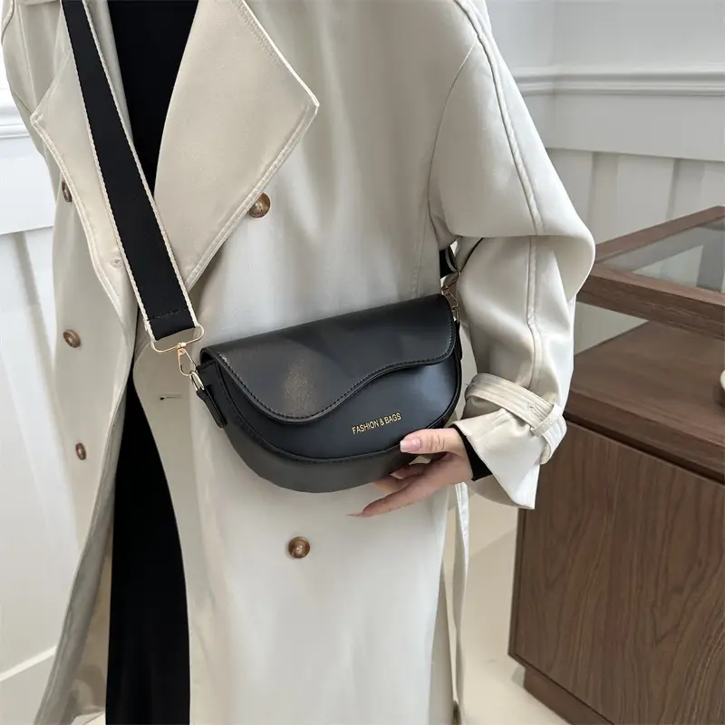 Women's Black Saddle Crossbody Bag with Large Capacity - Image 6