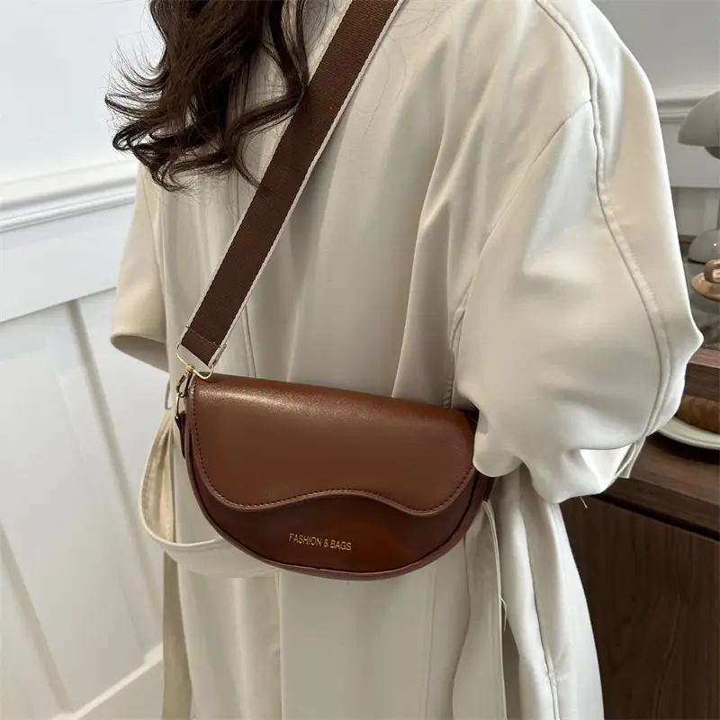 Women's Black Saddle Crossbody Bag with Large Capacity - Image 7