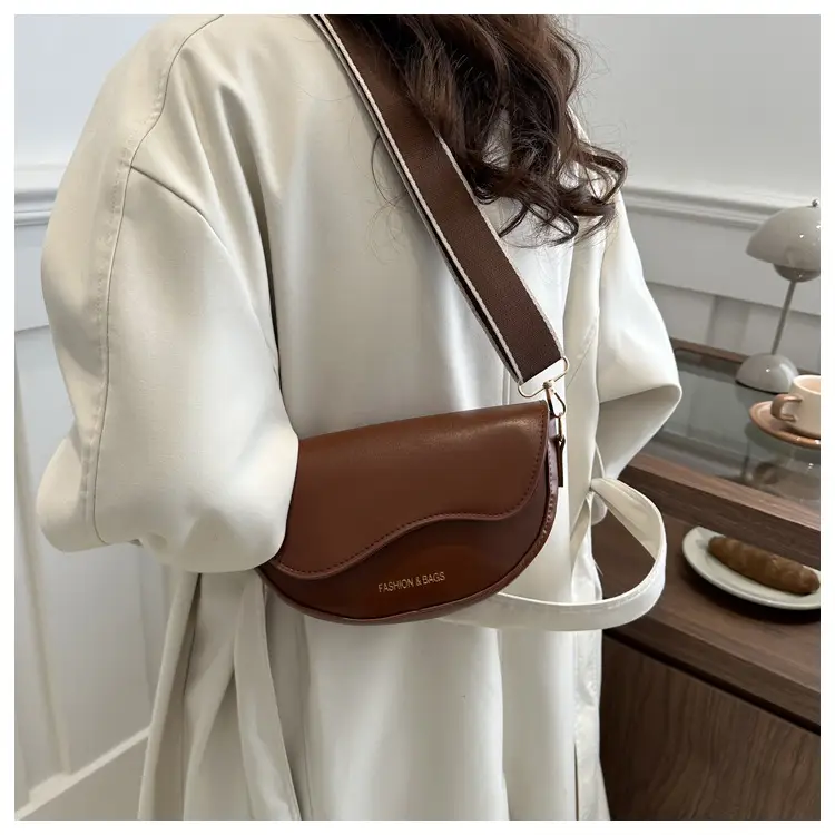 Women's Black Saddle Crossbody Bag with Large Capacity — feature 10
