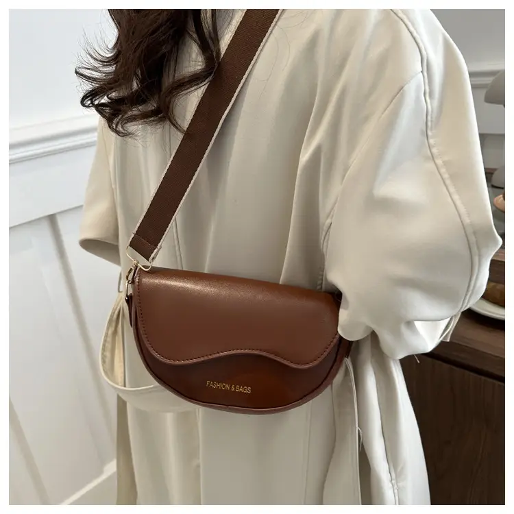 Women's Black Saddle Crossbody Bag with Large Capacity — feature 9