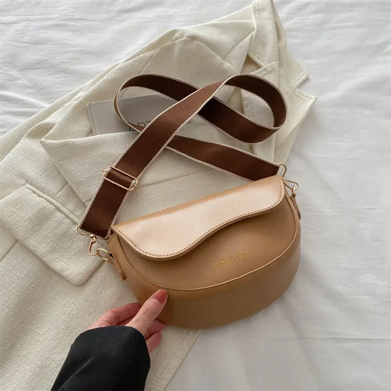 Women's Black Saddle Crossbody Bag with Large Capacity - Image 2