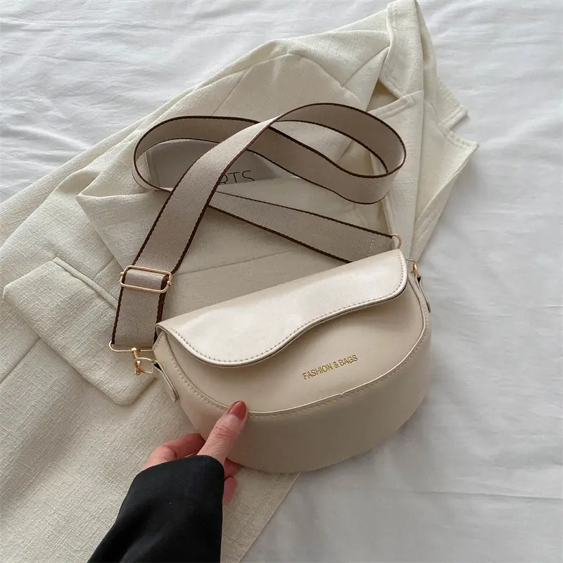 Women's Black Saddle Crossbody Bag with Large Capacity - Image 3