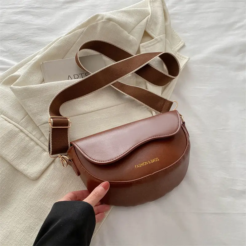 Women's Black Saddle Crossbody Bag with Large Capacity - Image 4