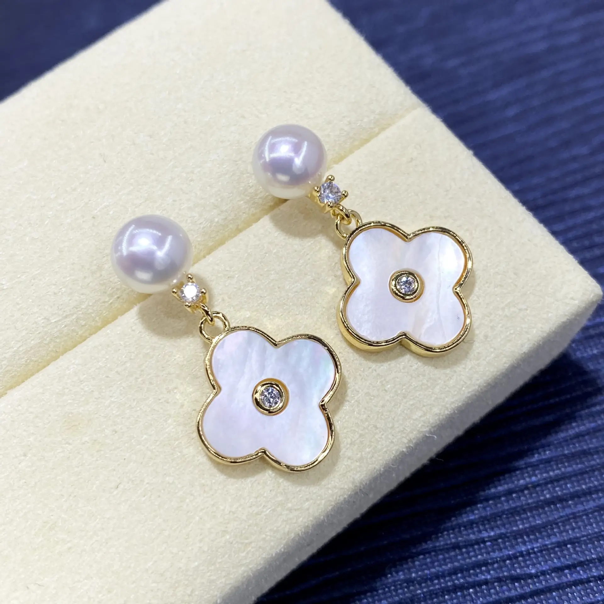 Natural Freshwater Mother-of-Pearl Clover Earrings Light Luxury - Image 3