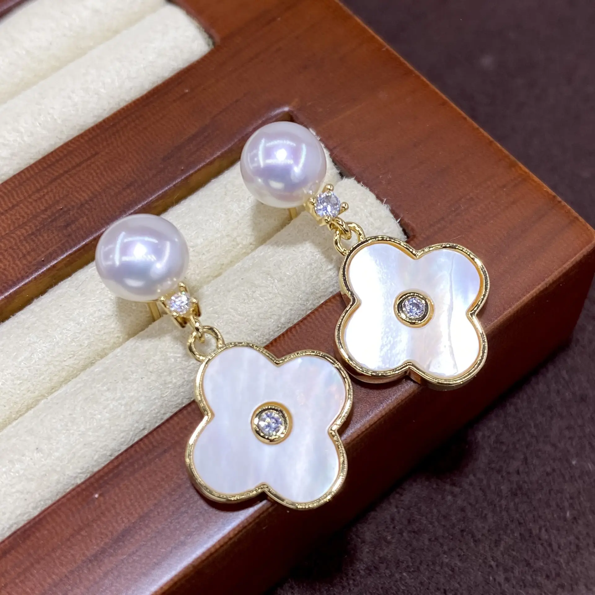 Natural Freshwater Mother-of-Pearl Clover Earrings Light Luxury - Image 4
