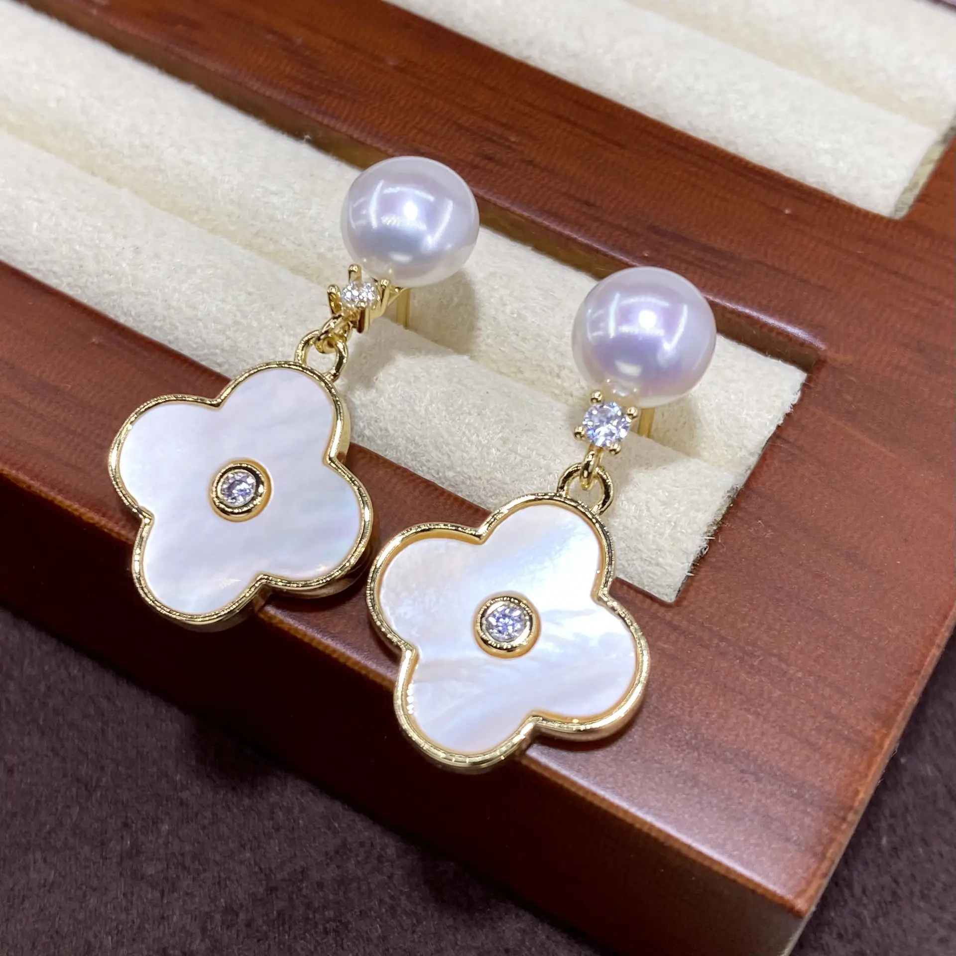Natural Freshwater Mother-of-Pearl Clover Earrings Light Luxury - Image 5