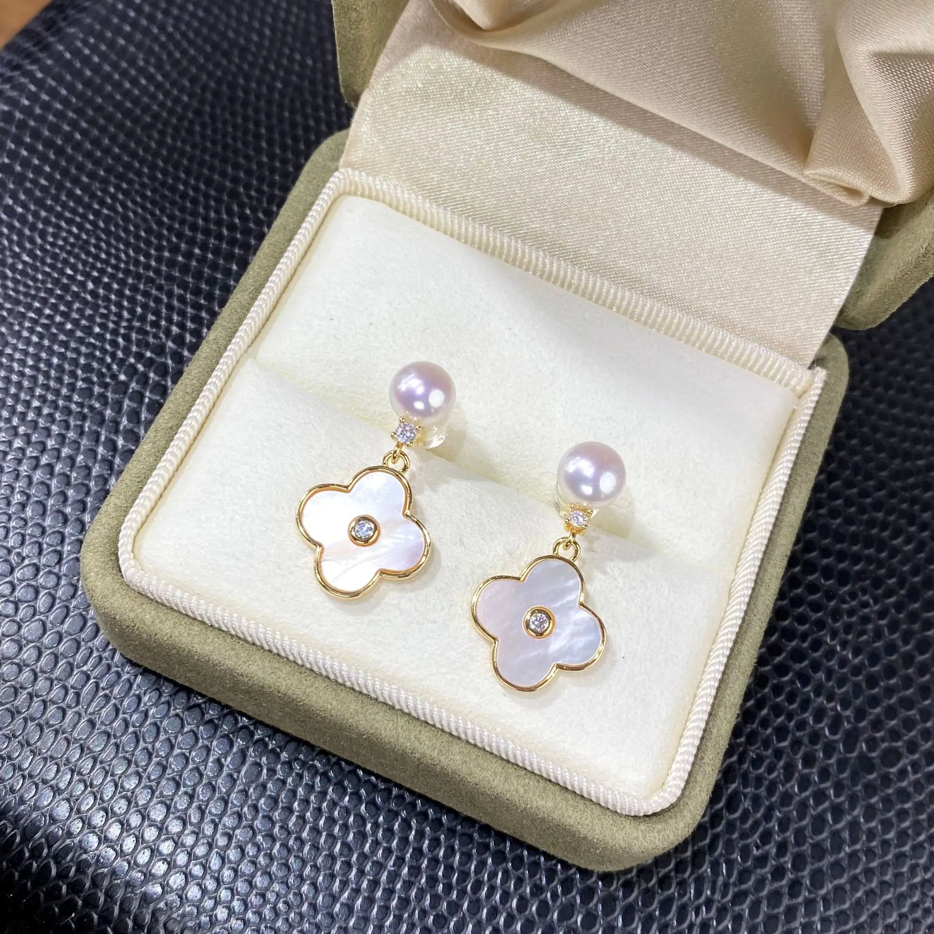 Natural Freshwater Mother-of-Pearl Clover Earrings Light Luxury - Image 6