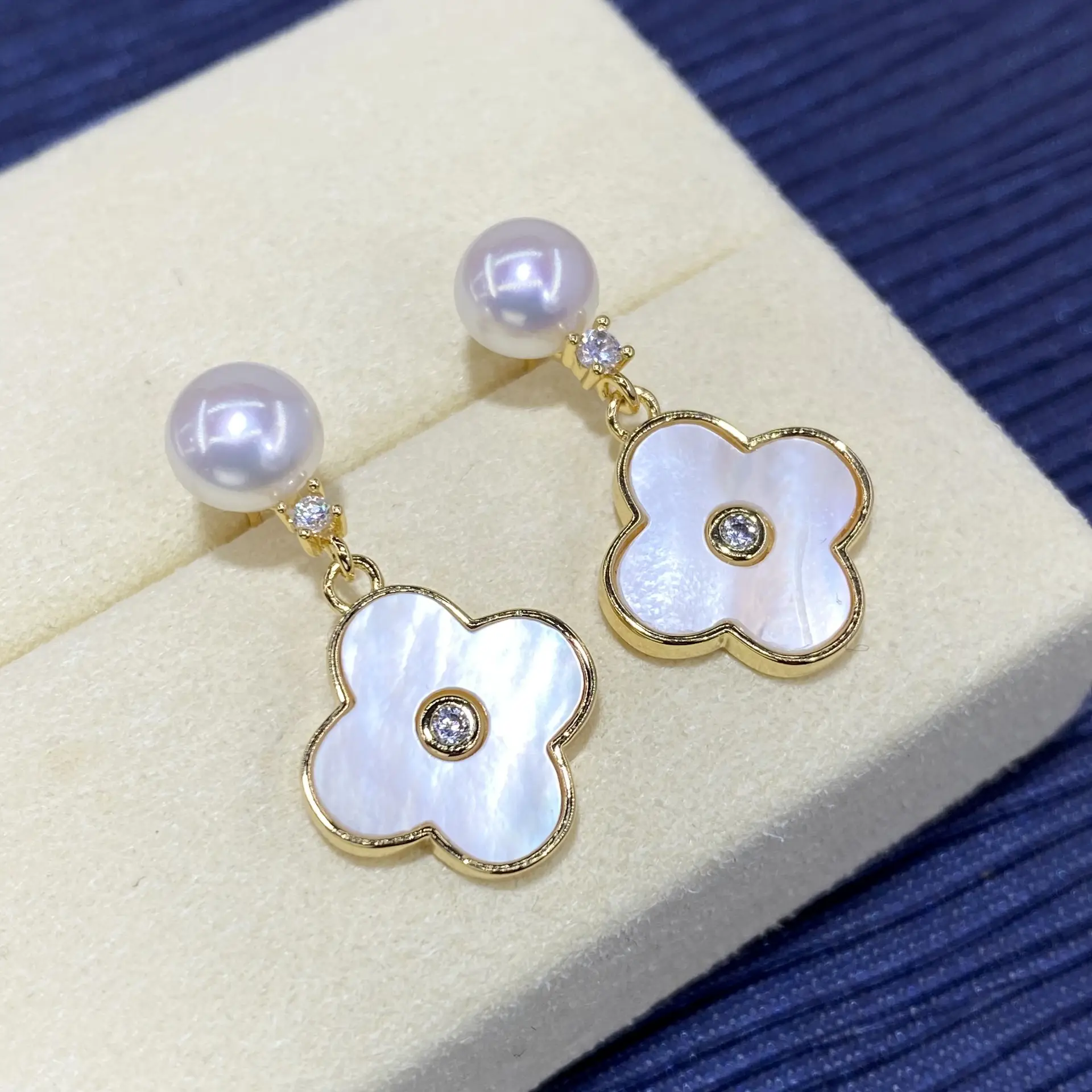 Natural Freshwater Mother-of-Pearl Clover Earrings Light Luxury — feature 5