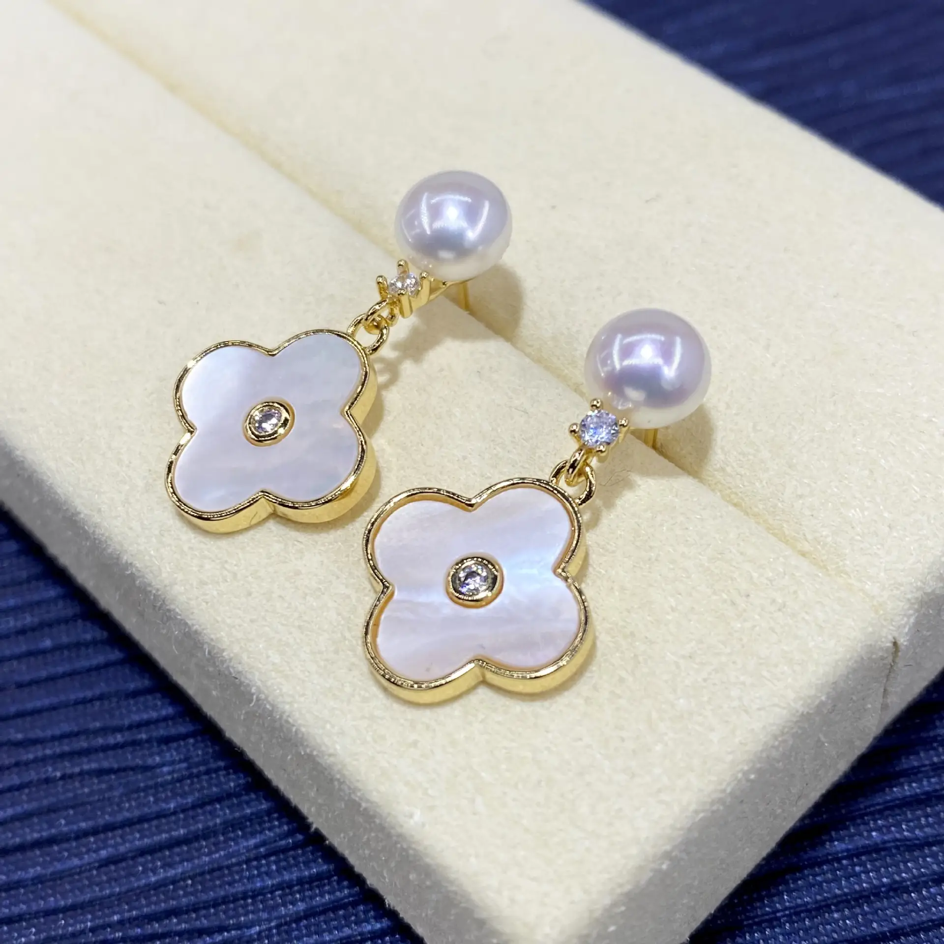 Natural Freshwater Mother-of-Pearl Clover Earrings Light Luxury — feature 7