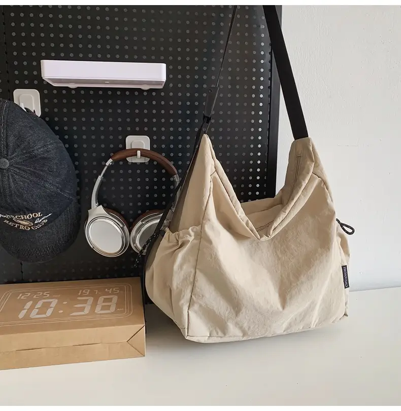 Large Capacity Retro Nylon Shoulder Bag for Men Women — feature 10