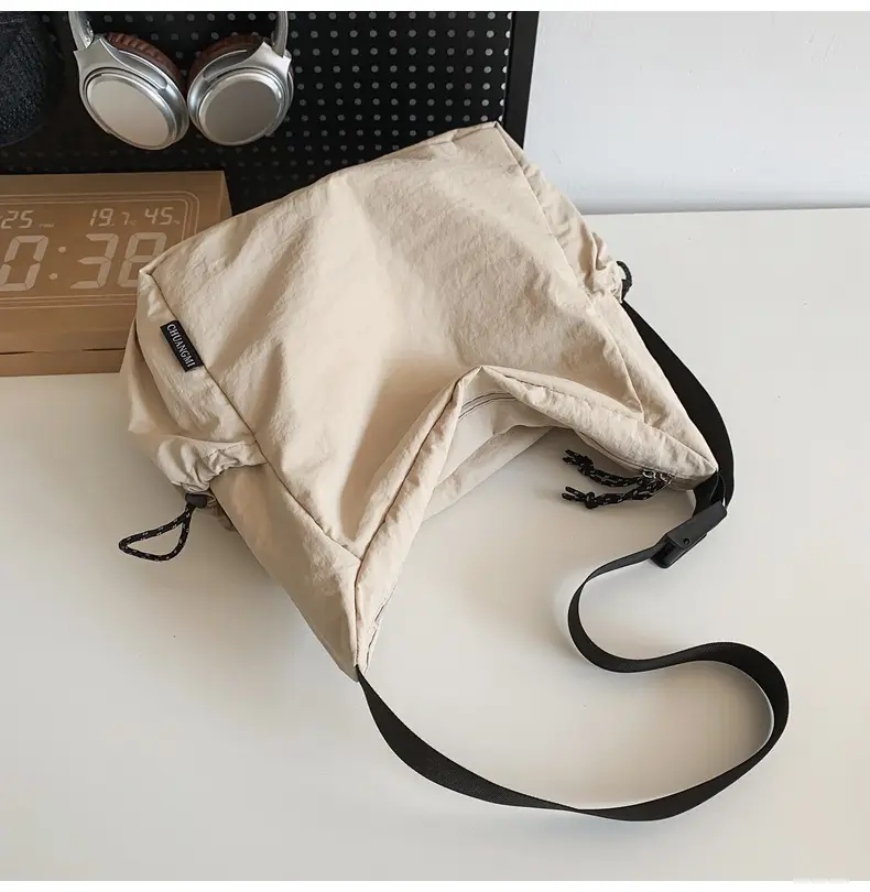 Large Capacity Retro Nylon Shoulder Bag for Men Women — feature 11