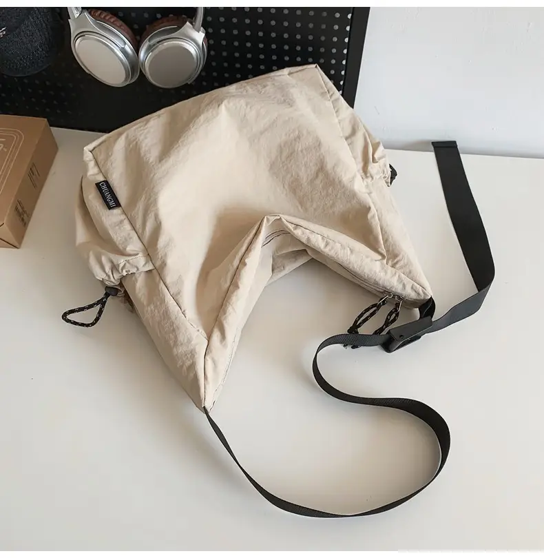 Large Capacity Retro Nylon Shoulder Bag for Men Women — feature 15