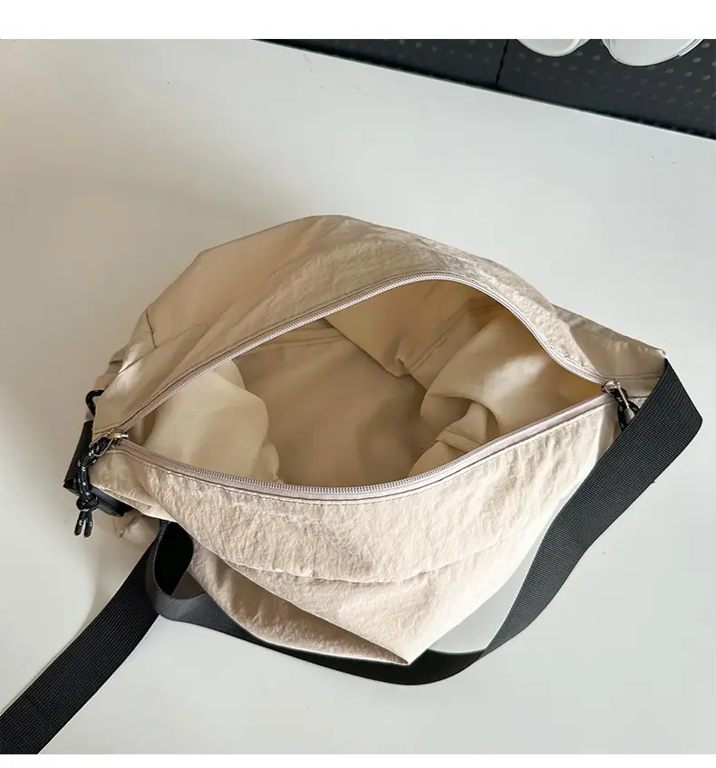 Large Capacity Retro Nylon Shoulder Bag for Men Women — feature 17