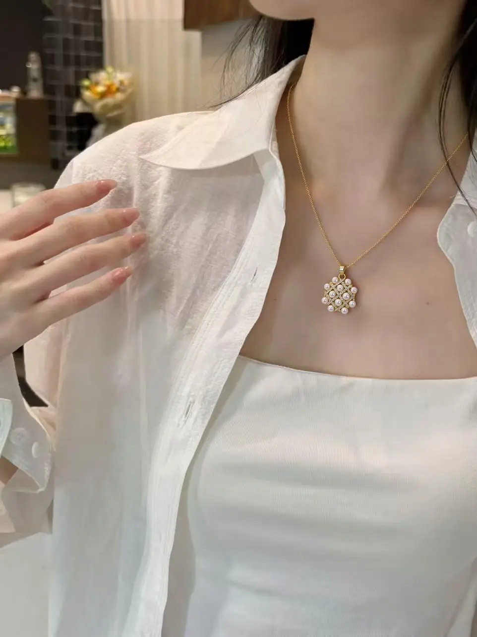 Luxury Pearl Pendant Necklace with Multi-Bead Design — feature 9