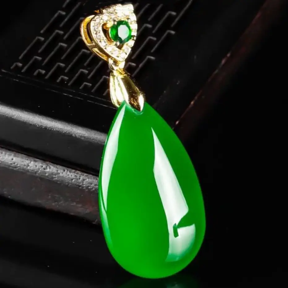 Full Green Ice-Type Agate Pendant with Gold Plated Top — feature 2