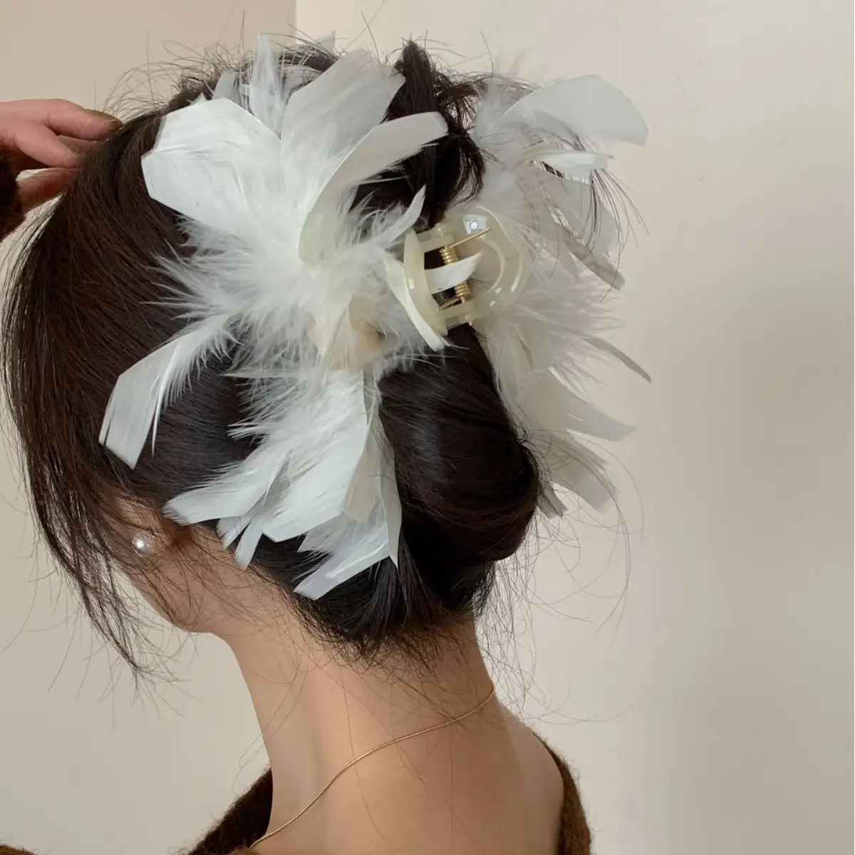 Black Feather Hairpin for Women High End Fashion - Image 4