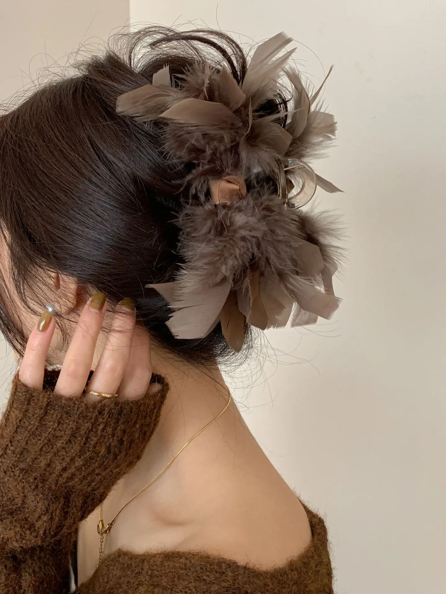 Black Feather Hairpin for Women High End Fashion — feature 4