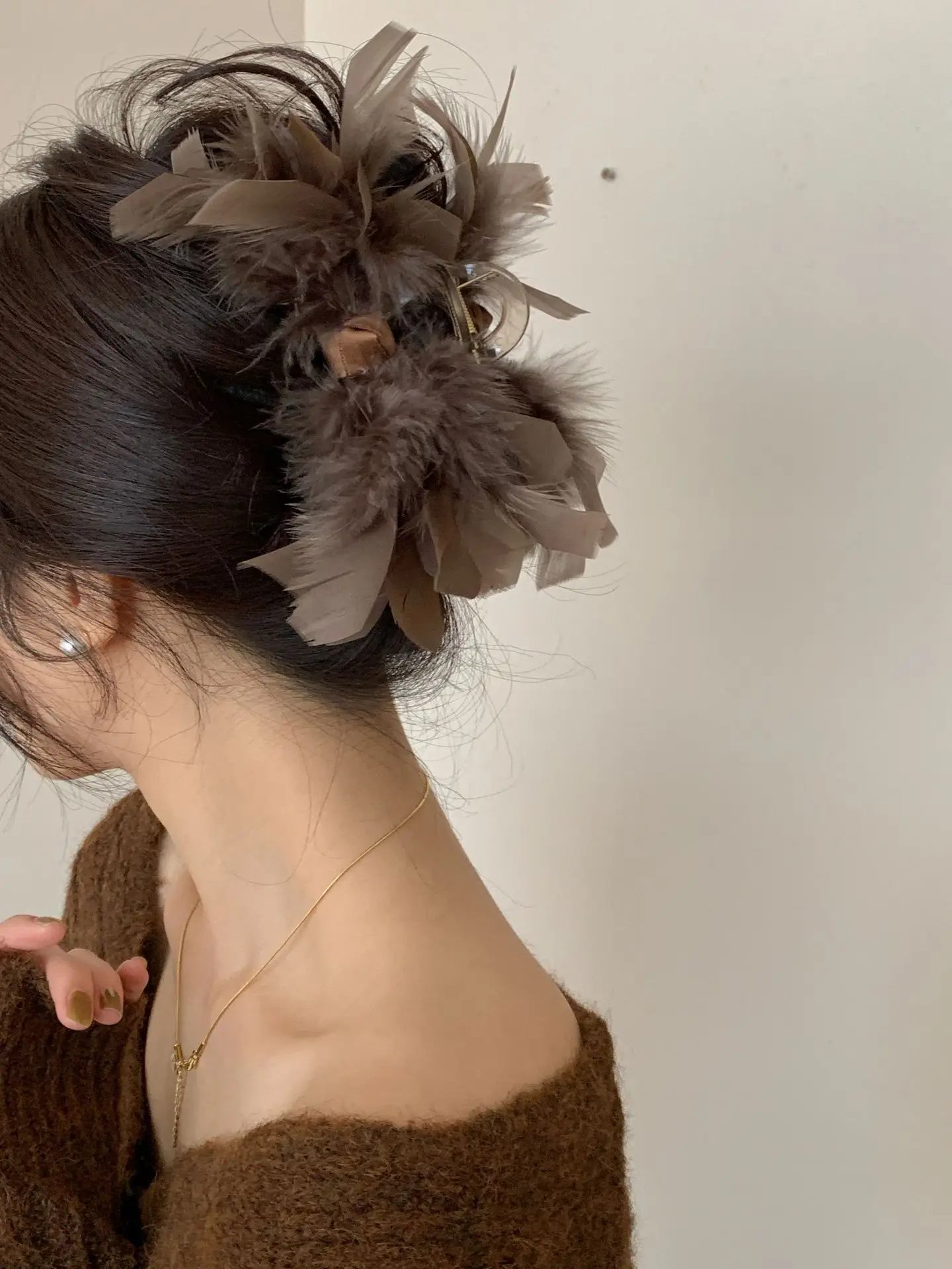 Black Feather Hairpin for Women High End Fashion — feature 9