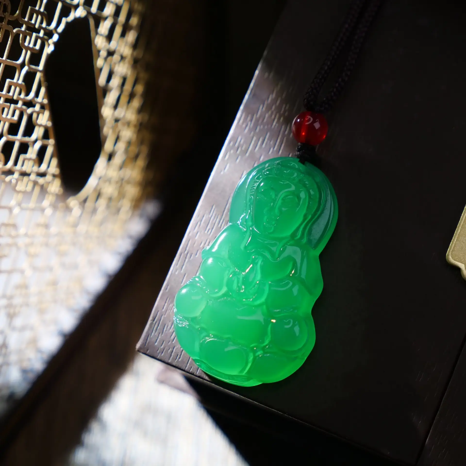 Green Chalcedony Jade Guanyin Pendant for Men Women — feature 6