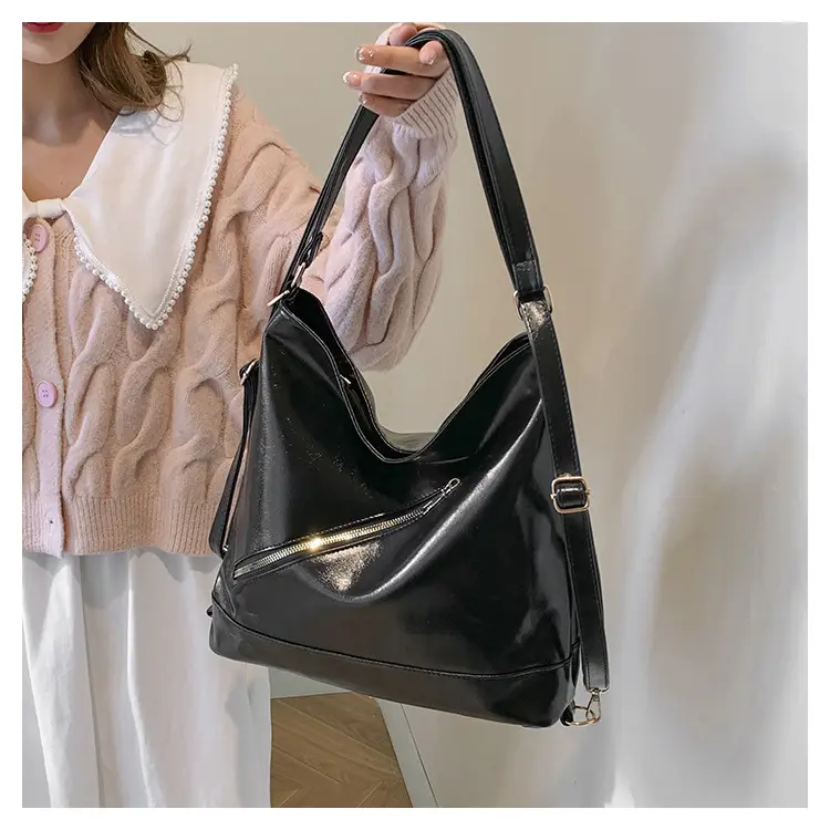 Women Large Capacity Black Tote Bag with Chain Strap — feature 17
