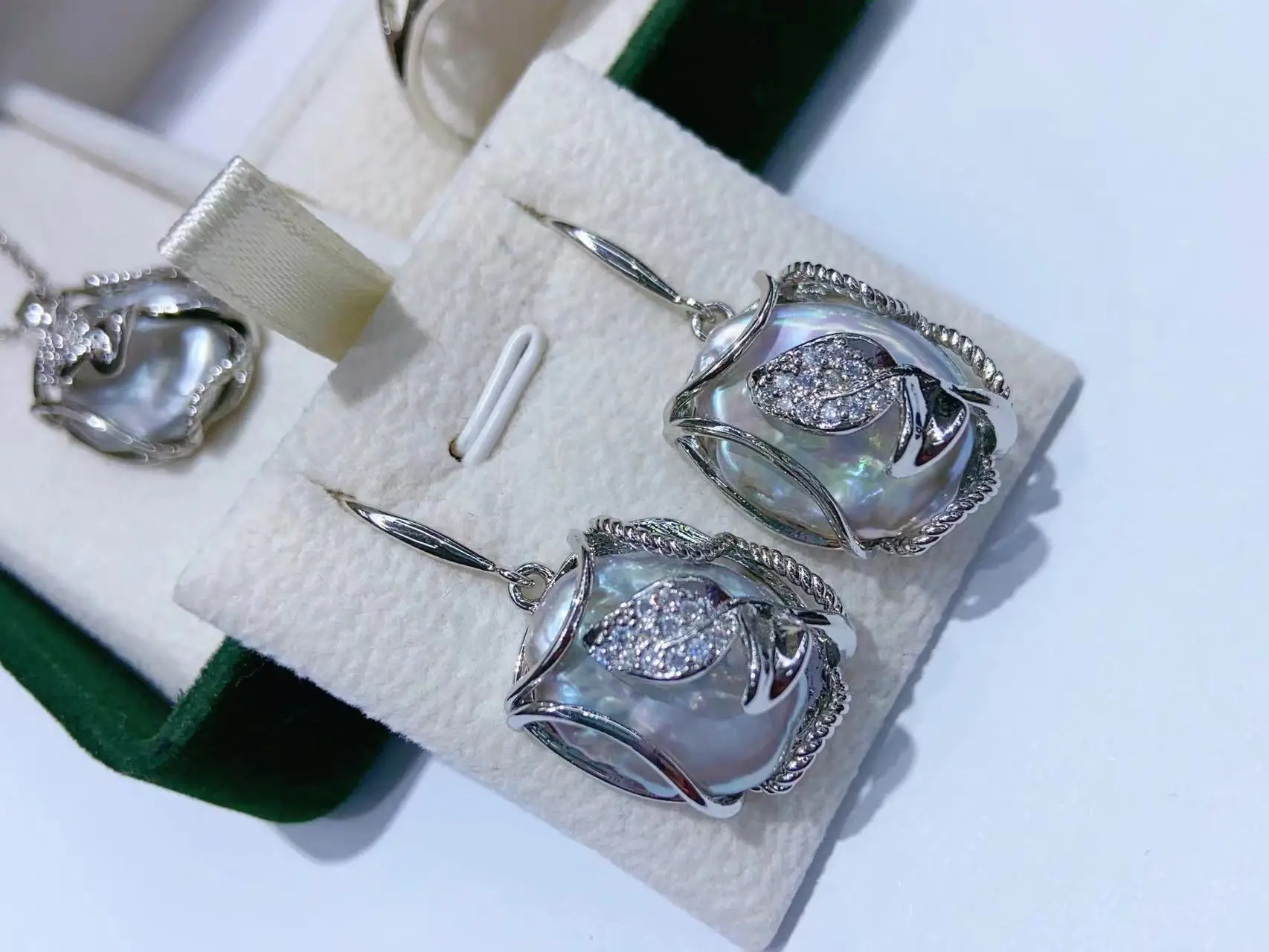 Luxury Baroque Necklace Earrings Ring Set Silver Plated β feature 12