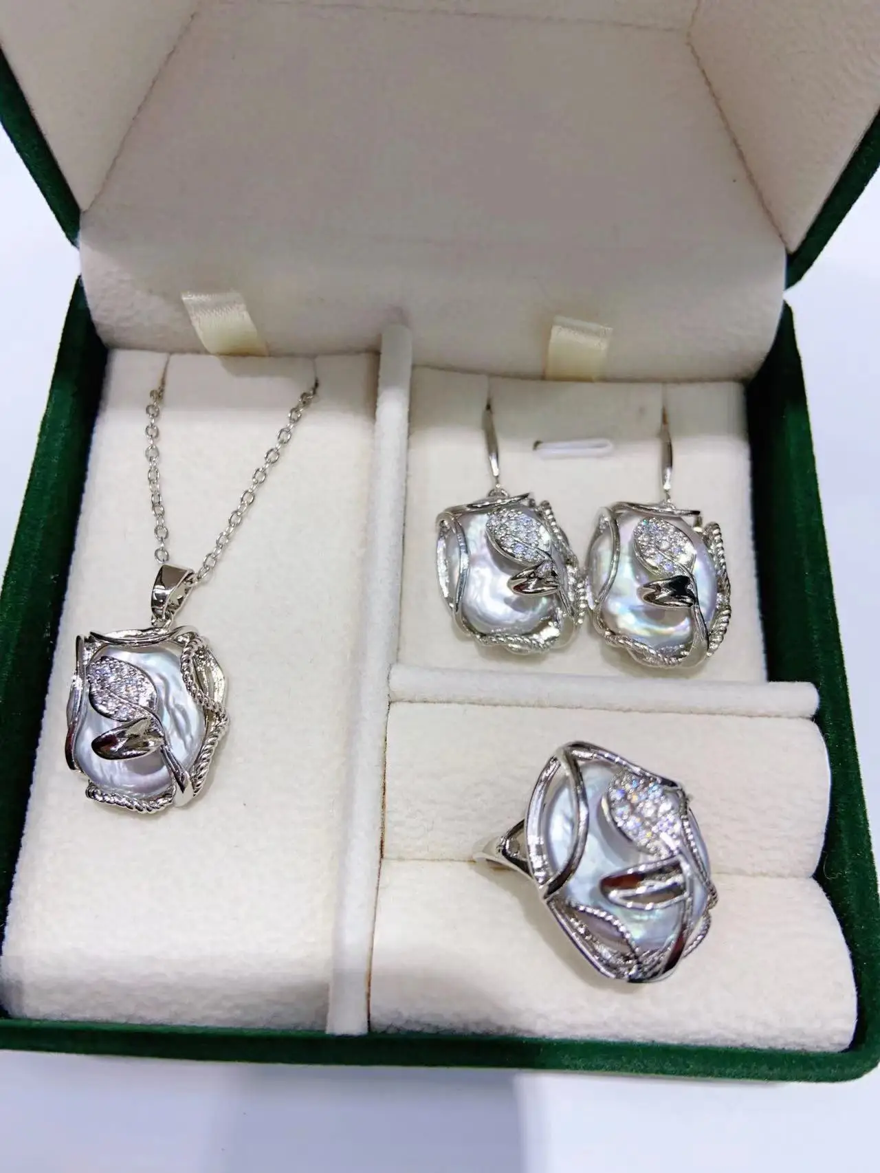 Luxury Baroque Necklace Earrings Ring Set Silver Plated β feature 9