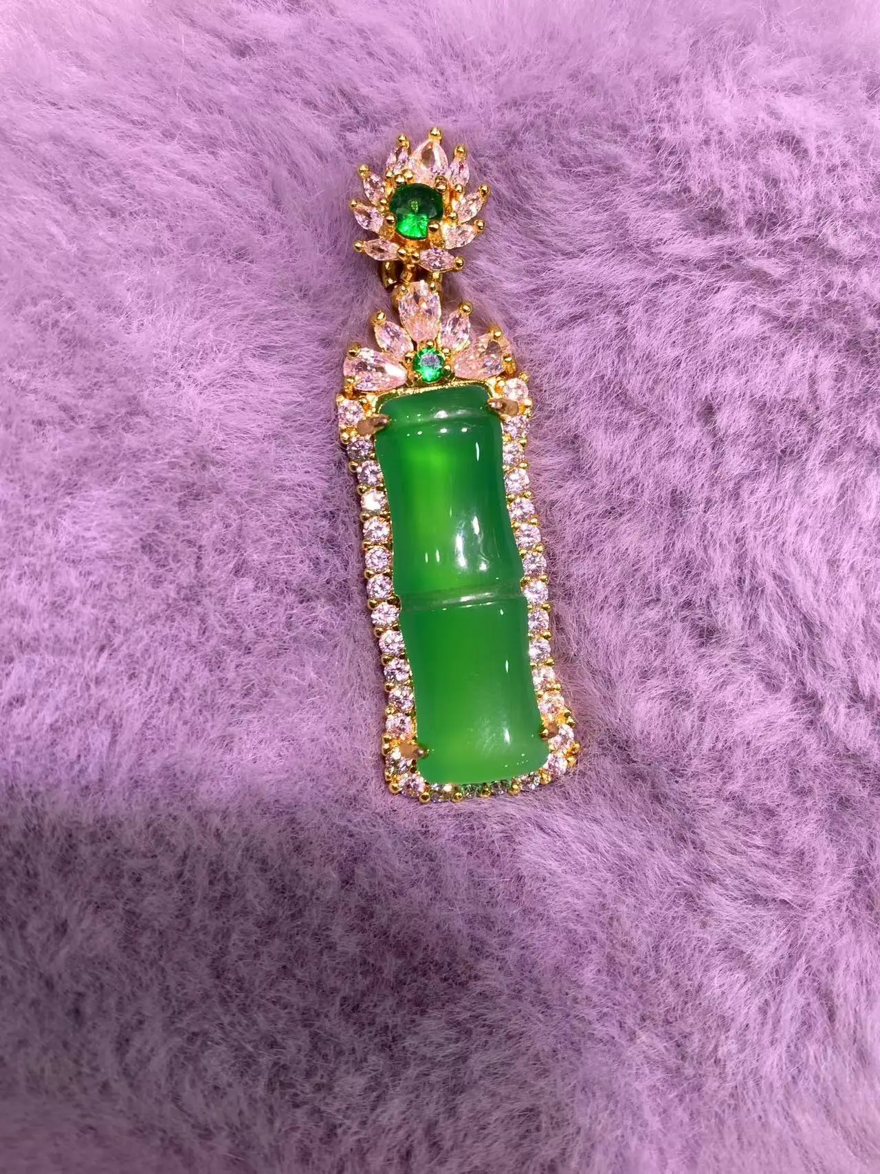 High Ice Light Brazilian Sun Green Chalcedony Gold Plated Pendant Necklace — feature 2