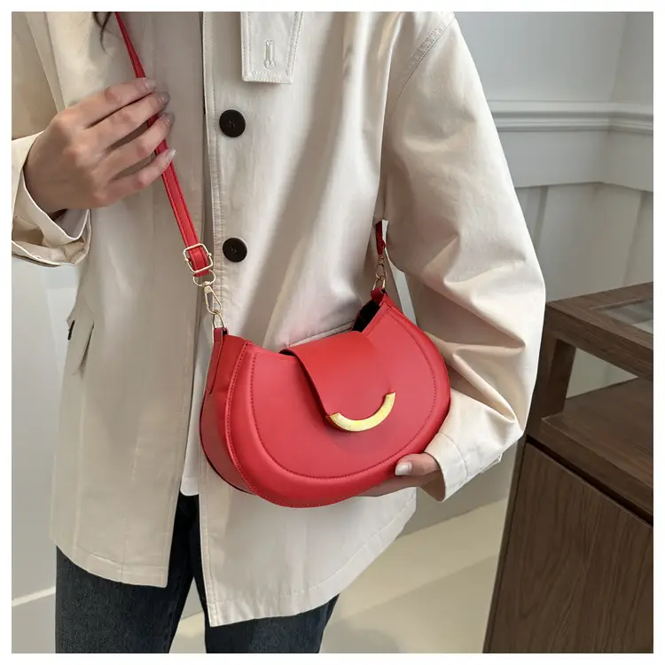 Black Retro Shoulder Bag for Women 2024 — feature 10