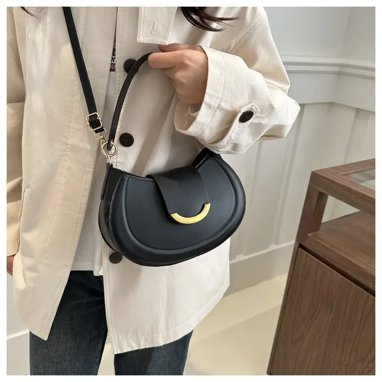 Black Retro Shoulder Bag for Women 2024 — feature 11