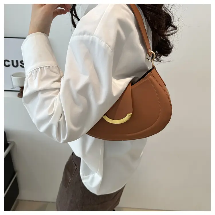 Black Retro Shoulder Bag for Women 2024 — feature 19