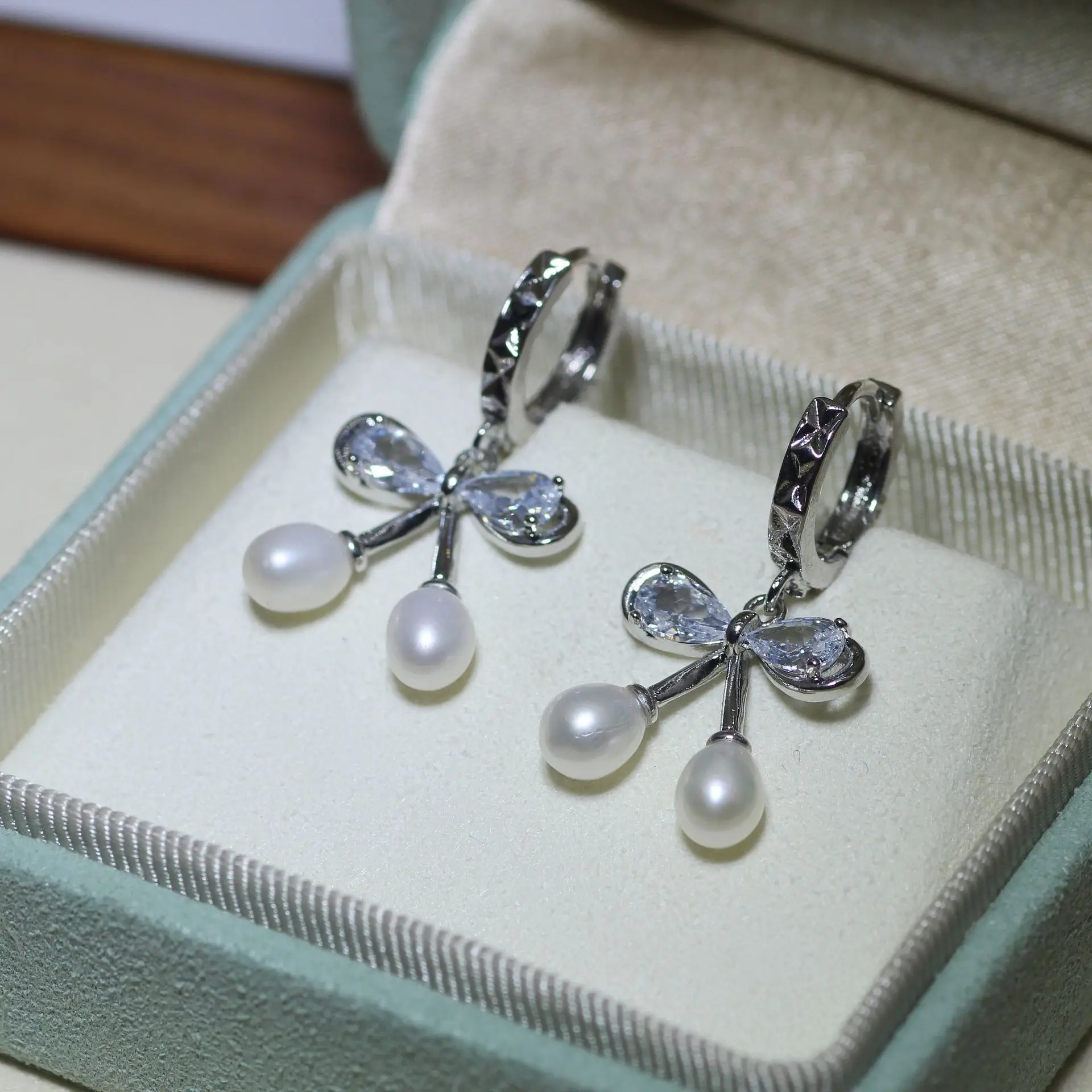Copper Gold Plated Pearl Ear Buckle Set — feature 8