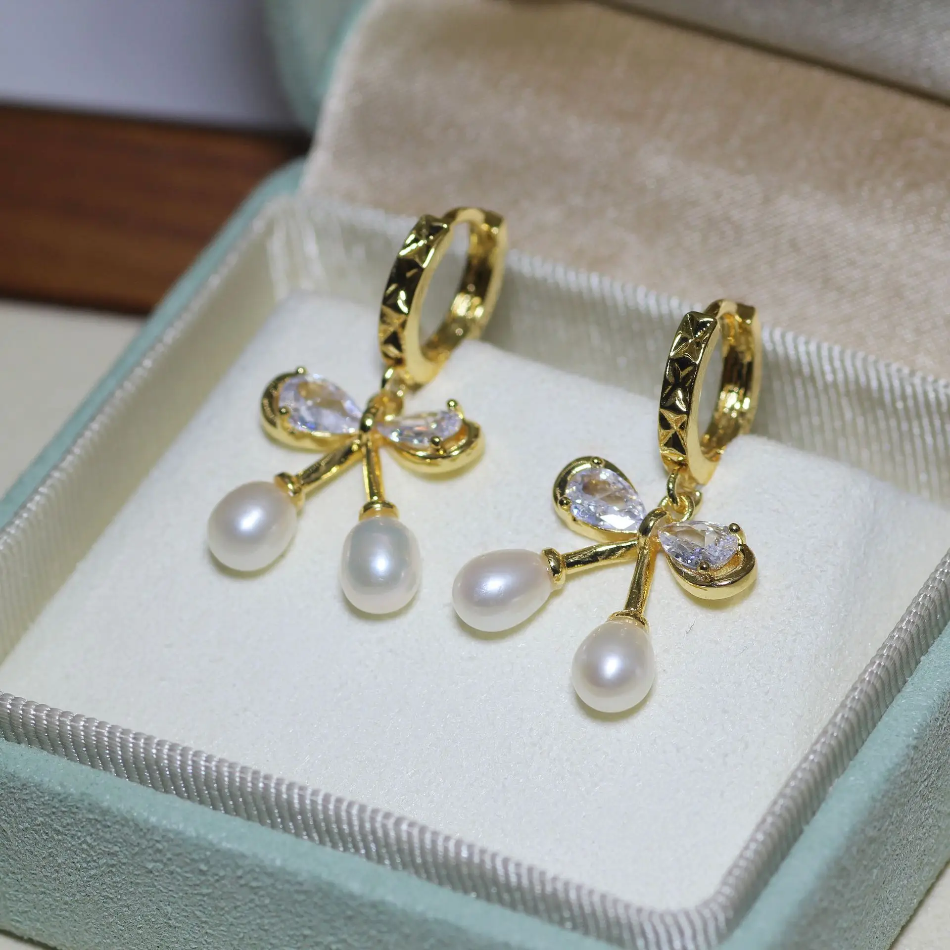 Copper Gold Plated Pearl Ear Buckle Set — feature 9