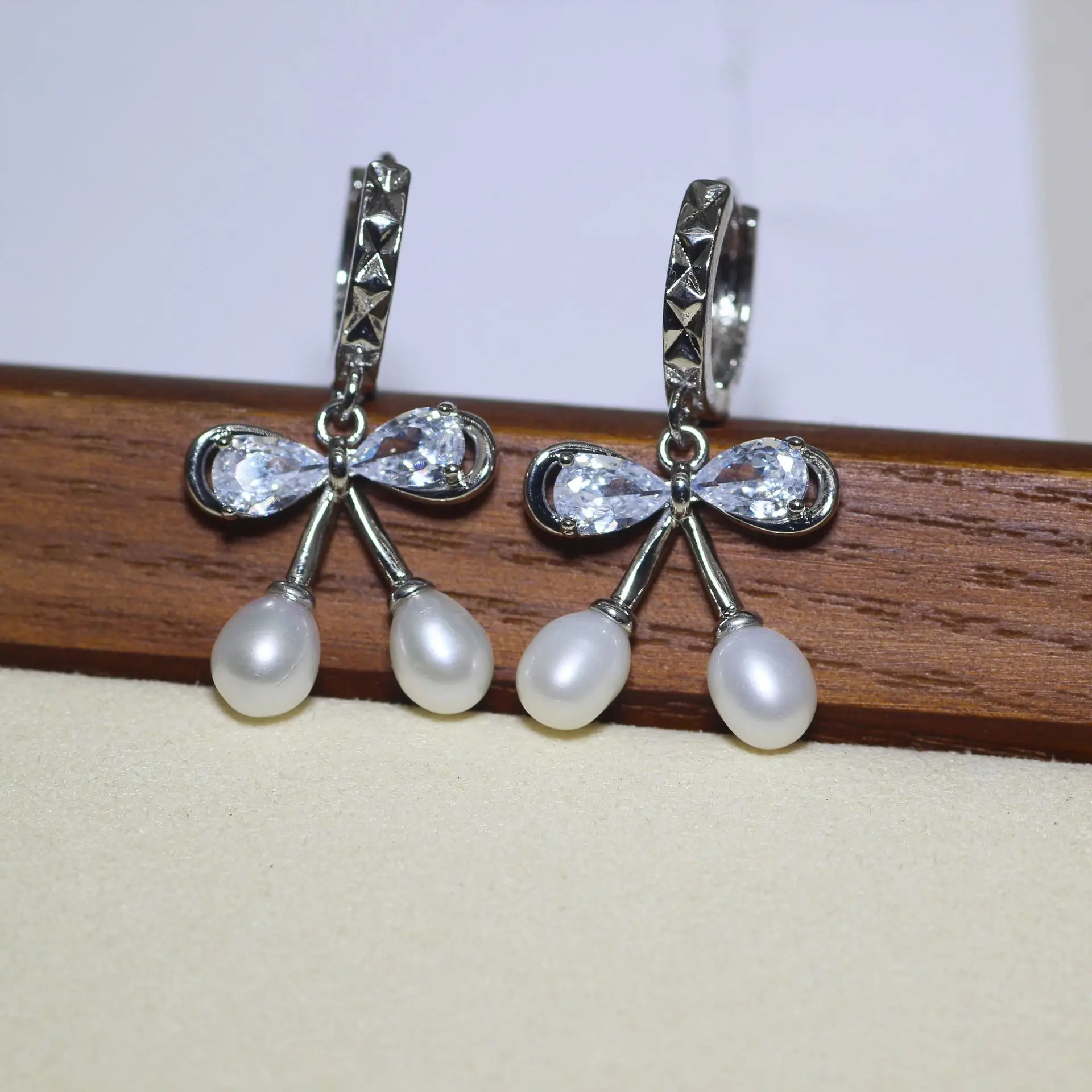 Copper Gold Plated Pearl Ear Buckle Set - Image 3