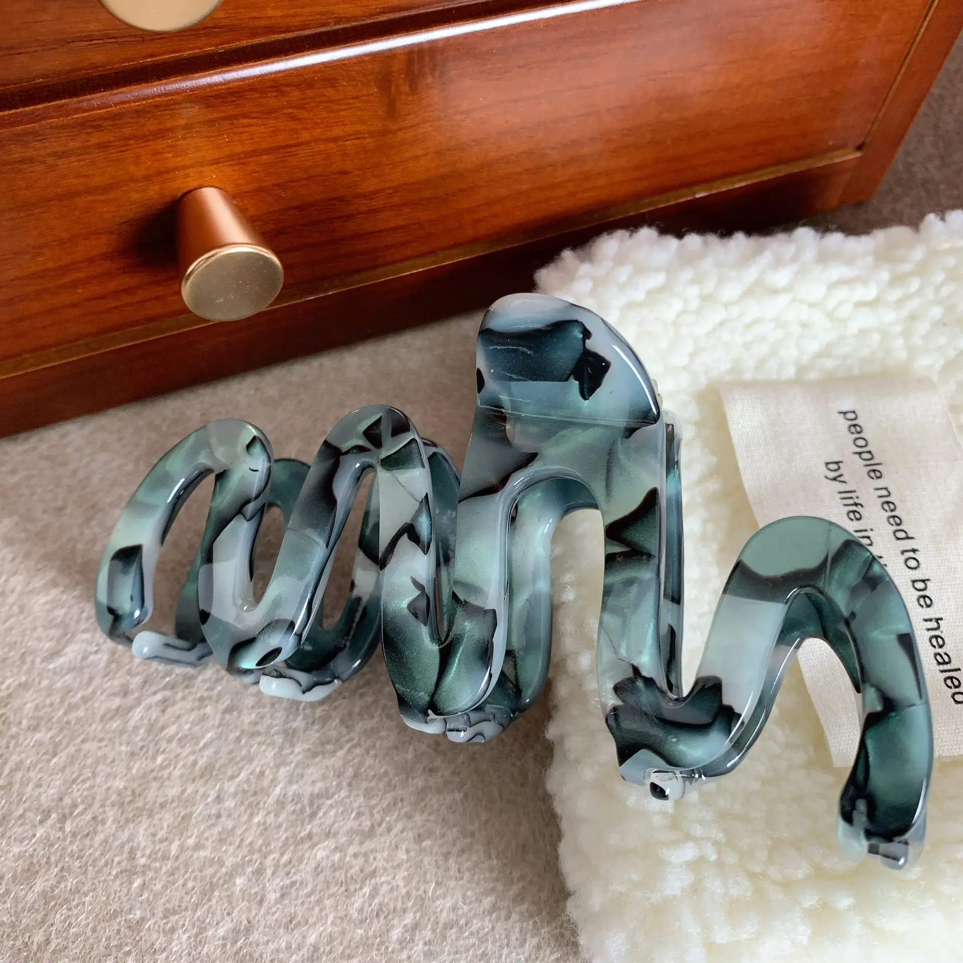 High-Grade Wave Acrylic Hair Pins Green Yellow - Image 3