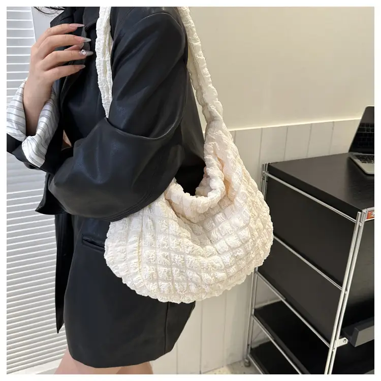 2023 New Fashion Shoulder Bag Black Pleated Clouds — feature 1