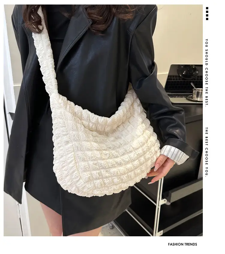 2023 New Fashion Shoulder Bag Black Pleated Clouds — feature 2