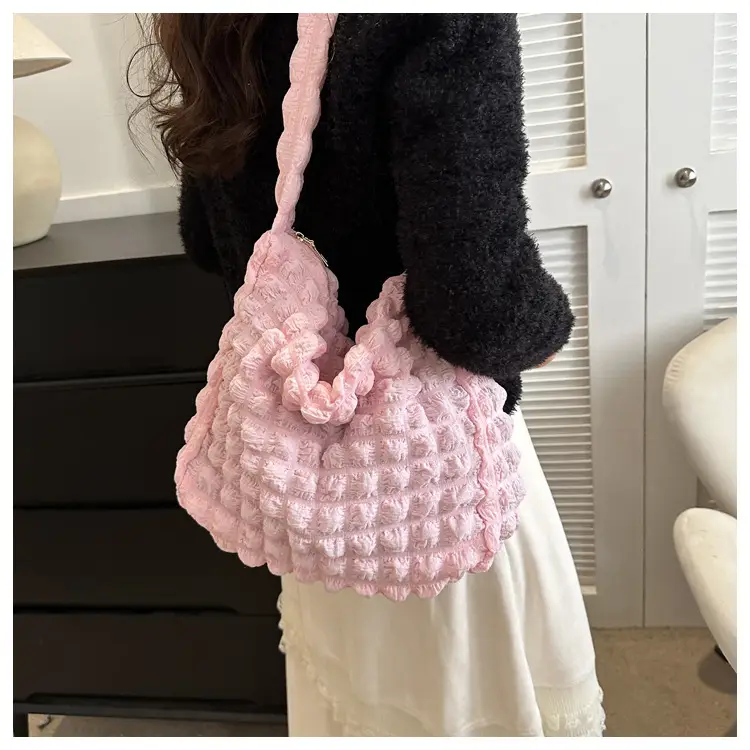2023 New Fashion Shoulder Bag Black Pleated Clouds — feature 27