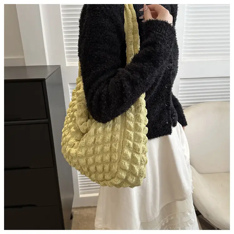 2023 New Fashion Shoulder Bag Black Pleated Clouds — feature 31
