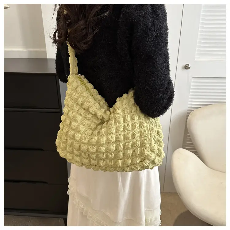 2023 New Fashion Shoulder Bag Black Pleated Clouds — feature 32
